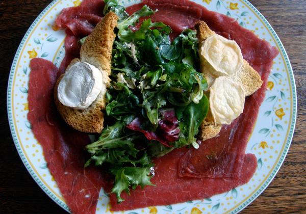 Carpaccio de bœuf, salade et toast de chèvre chaud - Photo par kajou