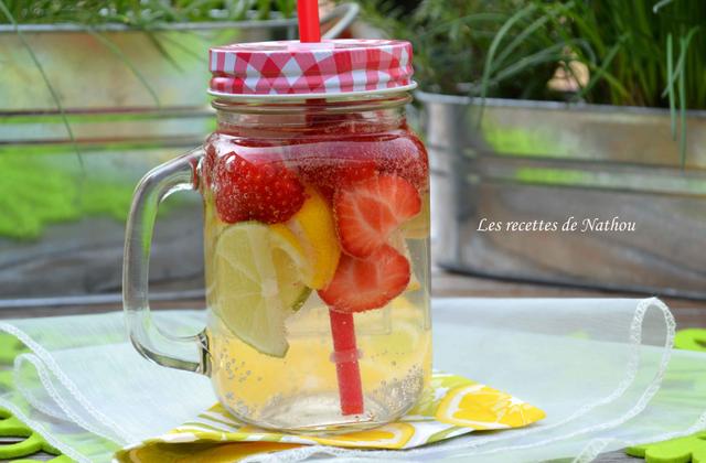 Eau aromatisée au citron jaune, citron vert et fraises (Detox water) - Photo par Invité