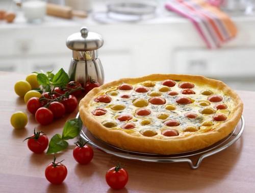 Quiche aux tomates cerises et basilic au fromage à la Crème Elle & Vire - Photo par Quiveutdufromage.com