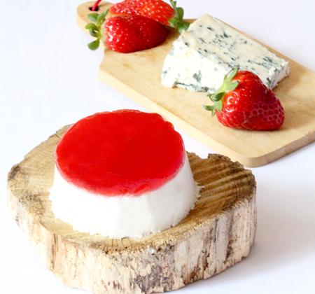 Panna cotta roquefort & fraises/basilic - Photo par Délice Céleste
