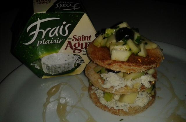 Toasts de St Agur façon mille-feuilles de tartare courgettes et olives noires - Photo par darton