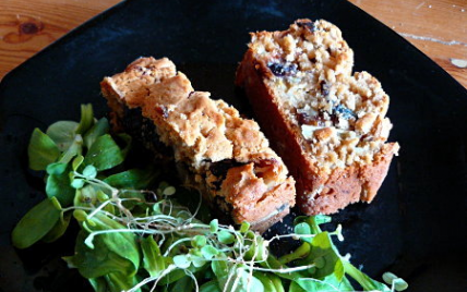 Cake sucré/salé aux oignons et pruneaux - Photo par fzoujj