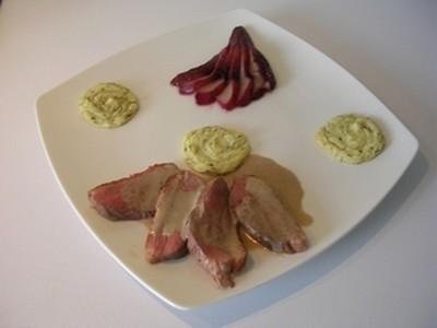 Magret de canard, poires au vin rouge accompagnés d'une sauce au roquefort - Lapin cuisinier