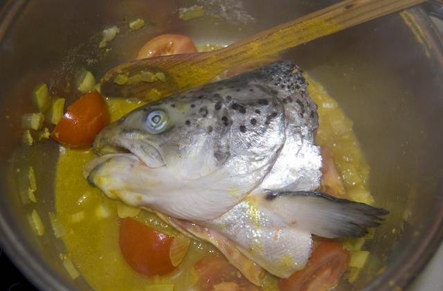 Tête de saumon comme à Goa. - Photo par mamikele