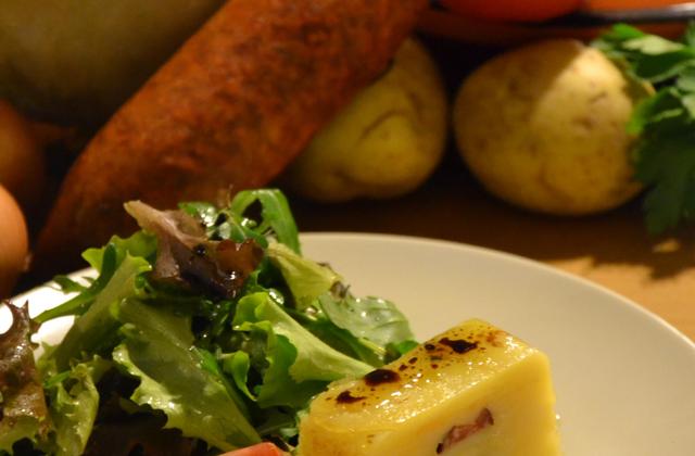 Mille feuilles de pommes de terre confites et saucisses de morteau. - Photo par contaccH