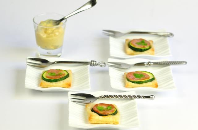 Petites tartelettes à la moutarde, courgettes et mortadelle - Photo par Amora