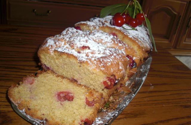 Cake moelleux aux cerises et aux amandes - Photo par mouradu