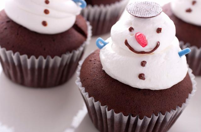 Cupcakes au chocolat en meringue de bonhomme de neige - Photo par 750g