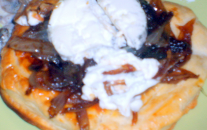 Tartelettes feuilletés aux oignons confits et chèvre frais - Photo par adelinaK