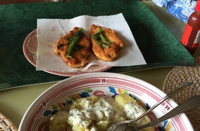 Poulet pané au parmesan, pommes de terre au four et sauce à la ciboulette - Photo par Invité