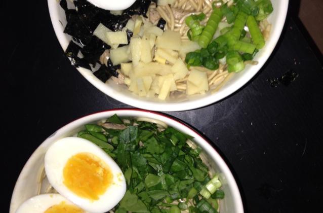 Soupe Ramen Soja Caramel au porc et salade d'épinards aux pousses de bambou - Photo par Invité