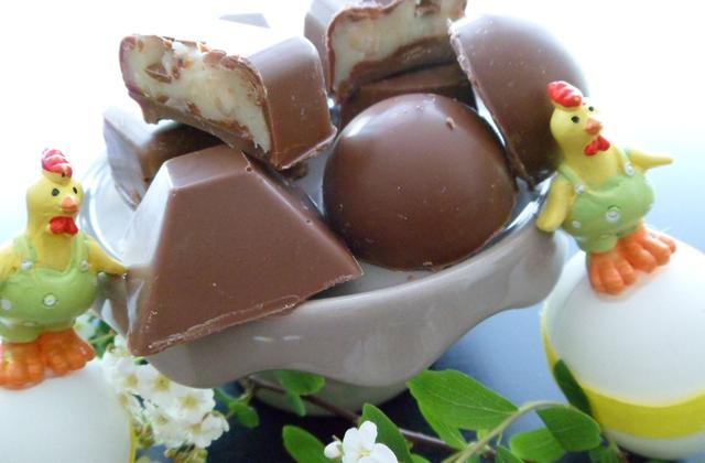 Chocolats au lait fourrés au chocolat blanc et noisettes - Photo par ericanD