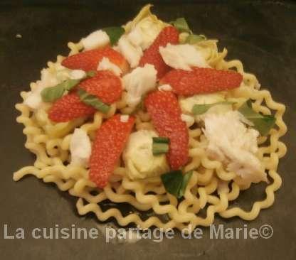Salade de pâtes aux fraises et cabillaud - Photo par marierechou