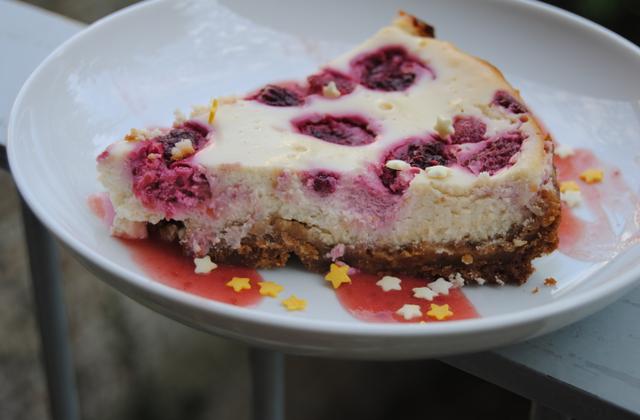Cheesecake aux framboises sur coulis de fruits rouges - Photo par petitsy6