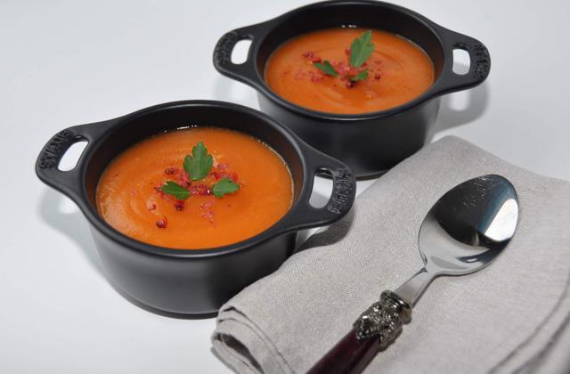 Velouté de carottes et pommes de terre aux baies roses - Photo par Amora