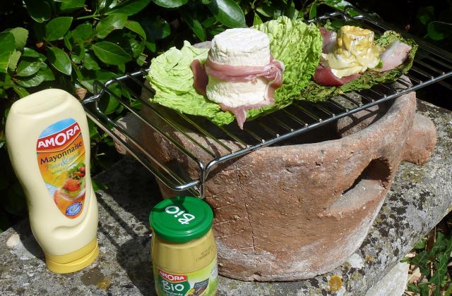 Ma recette barbecue :CHABICHOU du POITOU  dans sa feuille de chou, habillé jambon de pays, maquillé Amora, cuit sur la braise sur notre réchaud en terre de grand-mère. - Photo par aconfo