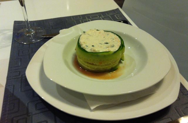 Tartare de saumon sur son tartare de tomates au basilic - Photo par garryg