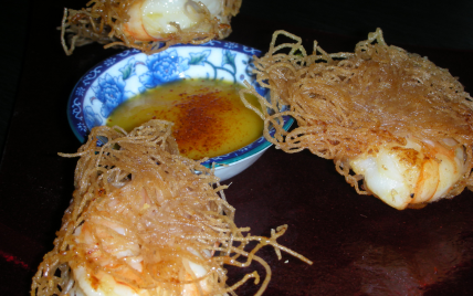 Crevettes marinées frites aux vermicelles de riz - Photo par sdussa