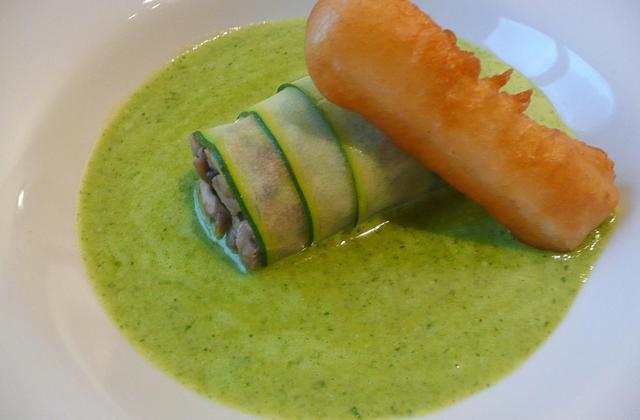 Cannelloni de courgette aux champignons de Paris, velouté de fanes de radis, tempura de céleri rave - Photo par el pollo