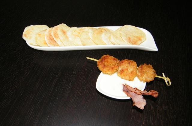 Boudin blanc en croûte façon brochette, chips de pommes de terre et de jambon d'Ardennes et sauce au chaource - stephaniegr