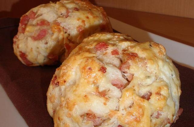 Pains individuels aux lardons et comté - Photo par La cuillère aux mille délices