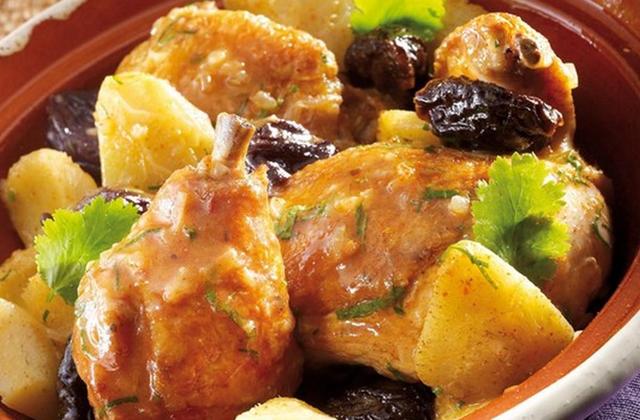 Tajine de poulet aux pruneaux et fonds d"artichauts - Photo par Maître Coq