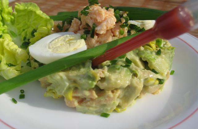 Salade d'avocat et de saumon et sa sauce piquante - Photo par La bonne soupe