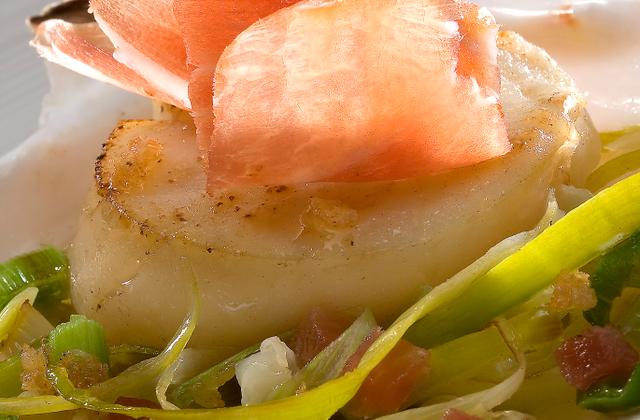 Coquilles Saint-Jacques au jambon Serrano - Photo par Serrano
