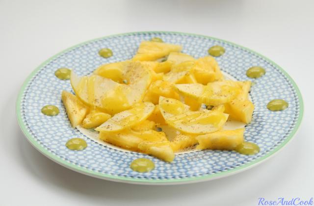 Ananas à l'huile d'olive, poivre Timut et citron vert - Photo par rose and cook