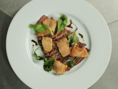 Carpaccio de canard mi-cuit, chutney de prunes aux échalotes, copeaux de foie gras - Photo par AOP Prune