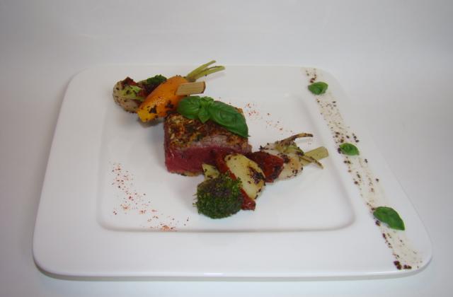 Pavé de rulsteack Angus en cropute de parmesan et basilic, brochettes de petits légumes du moment à la tapenade - Photo par Sandrine Baumann
