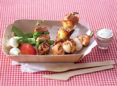 Brochettes de poulet, sauce au yaourt - Photo par CNIEL - Les produits laitiers