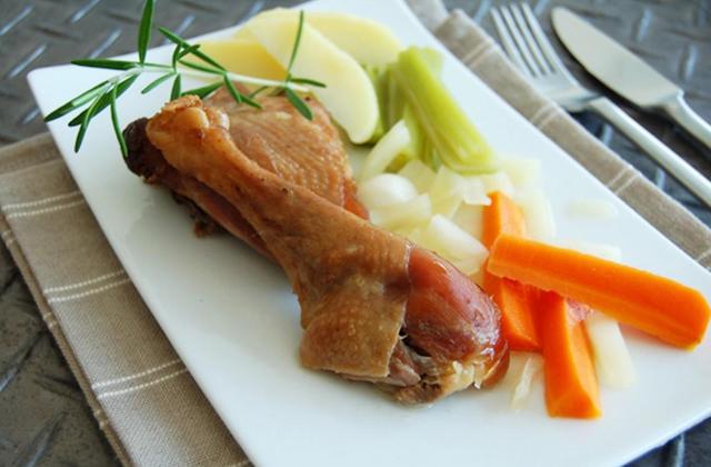 Cuisse de poule confite façon pot-au-feu - Photo par Jean Routhiau