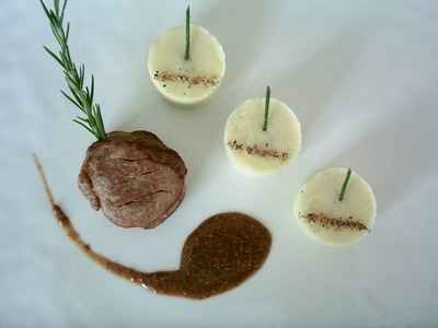 Mignon de porc piqué au romarin, purée à l'ail, sauce moutarde à l'ancienne - Photo par BerqueretVincent