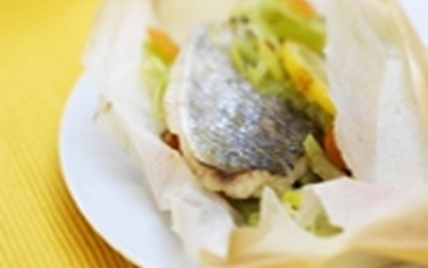 Papillote de bar aux petits légumes - Photo par FranceAgriMer