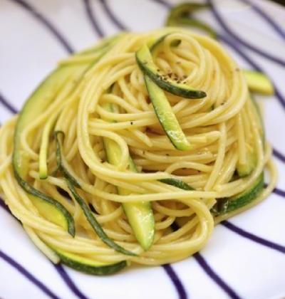 Spaghettis au citron, courgettes et pignons grillés - Photo par p 47