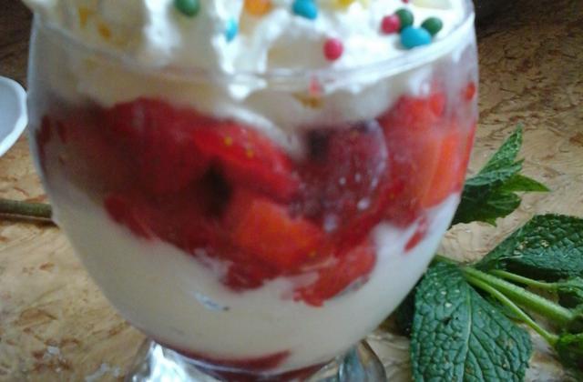 Mousse fraises bonbons sur coulis de framboises - Photo par Nabia