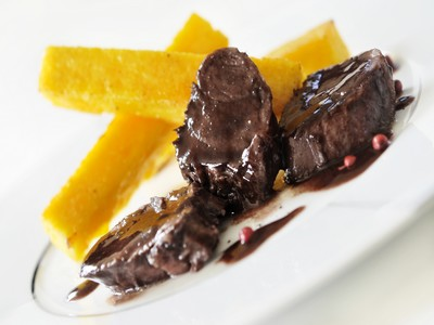 Sanglier sauce vin rouge et myrtilles sauvages, frites de polenta - Photo par Grégory Cuilleron