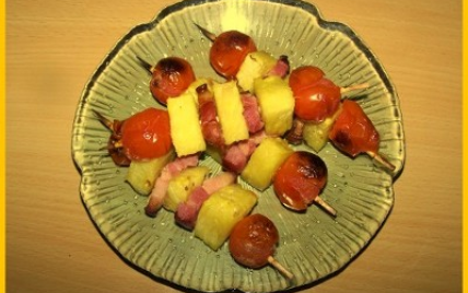 Brochettes d'ananas, tomates et lard fumé - biscottine