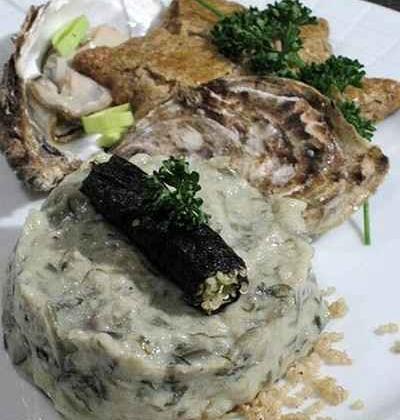 Tartare d'algues et huîtres, rouleau de nori, sablé breton - Photo par gwenSC