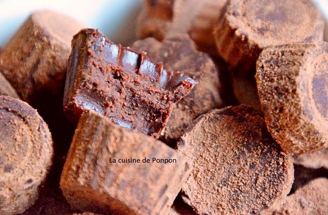Truffe au chocolat noir, à la confiture de lait et à l'ail noir - Photo par Ponpon