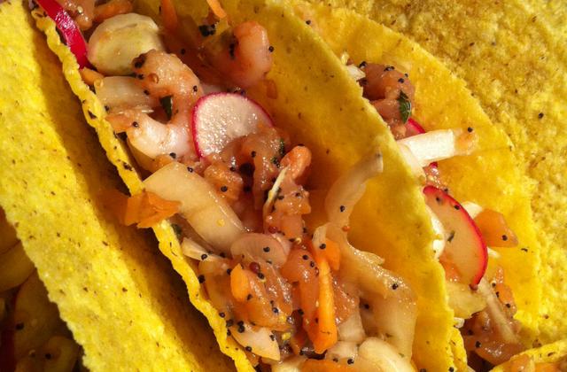 Les Cancun Tacos: saumon, crevettes et crudités ! - Photo par wonderalice