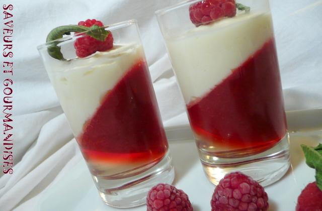 Mousse blanche aux gelées de framboises et verveine/menthe - Photo par Nadji.