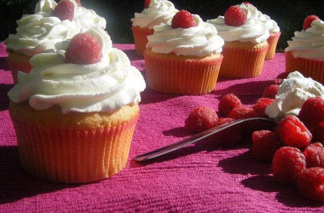 Cupcake framboise et crème fouettée - Photo par myfabulouscupcakes