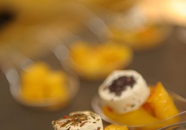 Cuillères de mangue rôtie au miel et son Apérivrais Chèvre - Photo par Quiveutdufromage.com