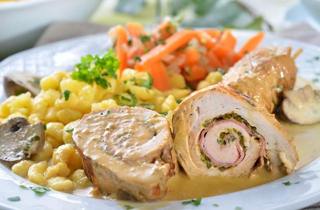 Roulés de poulet aux poireaux, jambon et petits légumes - Photo par 750g