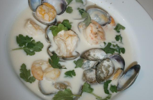 Soupe thaï lait de coco, crevettes et palourdes - Photo par tosaga
