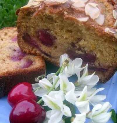 Cake au fleurs d'acacia, miel et cerises - Photo par celianC