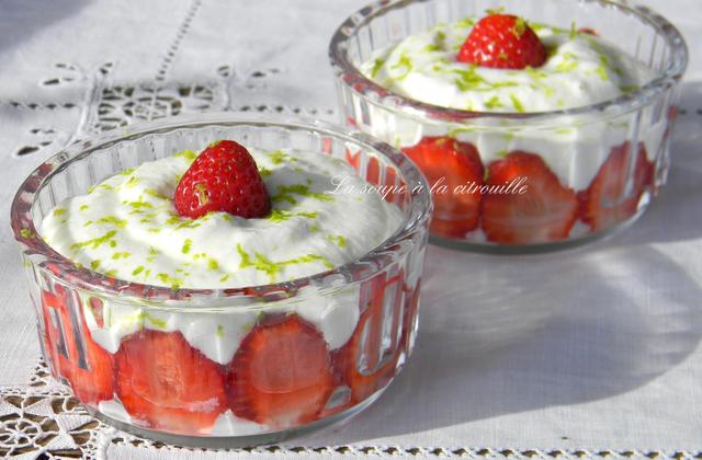 Mousse légère au citron vert et aux fraises - Photo par La soupe à la citrouille