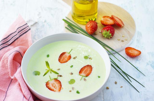 Crémeux de petits pois et fèves, copeaux de fraises à la coriandre - Photo par St Môret